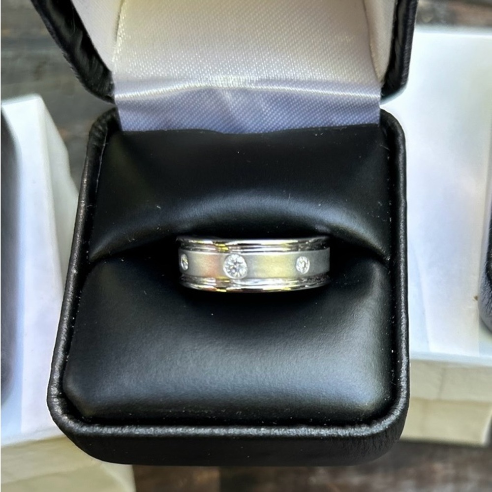 Women’s 14k white gold diamond wedding ring